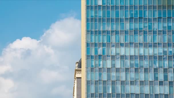 Částečná Modrá Obloha Bílé Mraky Výškových Budov Skleněnými Záclonami Slunečném — Stock video