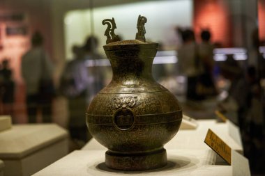 Han Hanedanlığı 'nın müzedeki antik Çin kültürü kalıntıları, kilden şişeler ve konteynırlar.