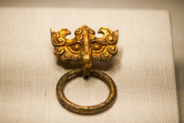 Antik Çin Han Hanedanı 'nın müzedeki kültürel kalıntıları, altın tokmak.