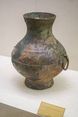 Han Hanedanlığı 'nın müzedeki antik Çin kültürü kalıntıları, kilden şişeler ve konteynırlar.