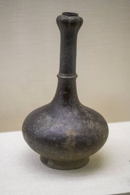 Han Hanedanlığı 'nın müzedeki antik Çin kültürü kalıntıları, kilden şişeler ve konteynırlar.