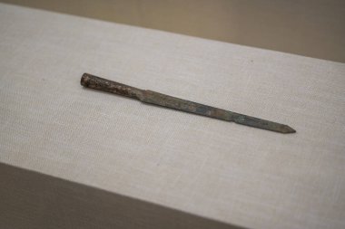 Han Hanedanlığı 'nın antik Çin kültür kalıntıları müzede, antik kılıçlar ve silahlar