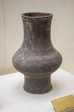 Han Hanedanlığı 'nın müzedeki antik Çin kültürü kalıntıları, kilden şişeler ve konteynırlar.