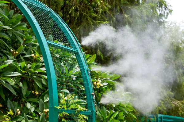 Iron Frame Sprinklers Watering Plants Garden Spraying Water — Stockfoto