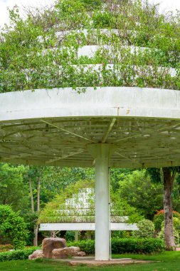 Close-up of ring-shaped pavilion buildings and green plants in the park