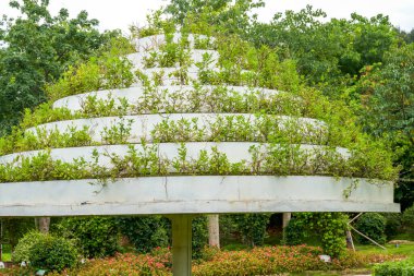 Close-up of ring-shaped pavilion buildings and green plants in the park