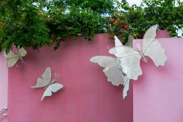 Fabric Winged Butterfly Statue Pink Wall Outdoors — Fotografia de Stock