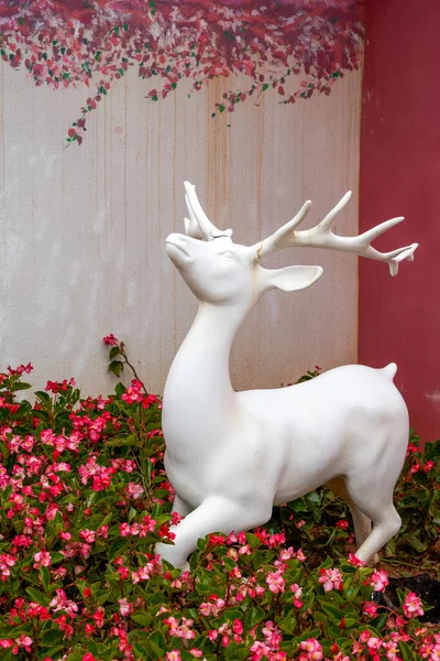 Statue White Sika Deer Pink Garden — Fotografia de Stock