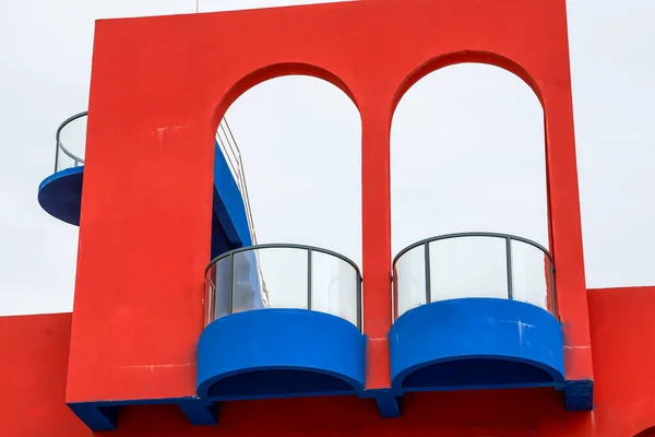 Close Modernist Buildings Contrasting Red Blue Colors — Stock fotografie