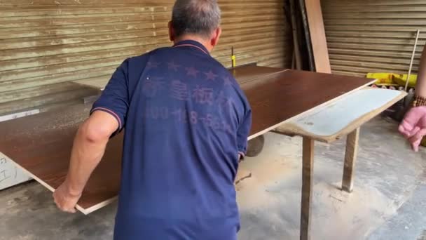 Furniture Carpenter Cutting Wooden Boards Chainsaw Table — Vídeo de Stock