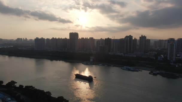 Cargo Ships Passing City River Evening Sunset — Vídeos de Stock