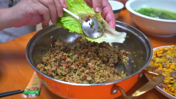 Cantonese Traditional Custom Dish Baosheng Fried Rice Wrapped Lettuce — Vídeo de stock