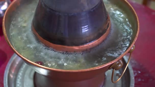 Two People Eating Old Beijing Hot Pot Mutton Copper Pot — Vídeo de Stock