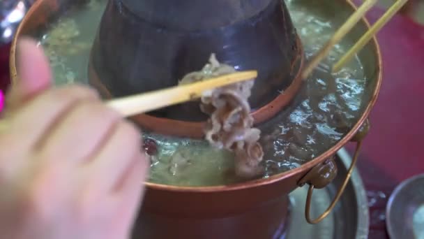 Two People Eating Old Beijing Hot Pot Mutton Copper Pot — Stockvideo