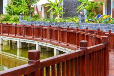 Ahşap gezinti alanı ve konut kompleksinde yürüyüş yolu