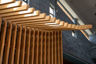 İç ahşap tavan ve sütun dekorasyonu.