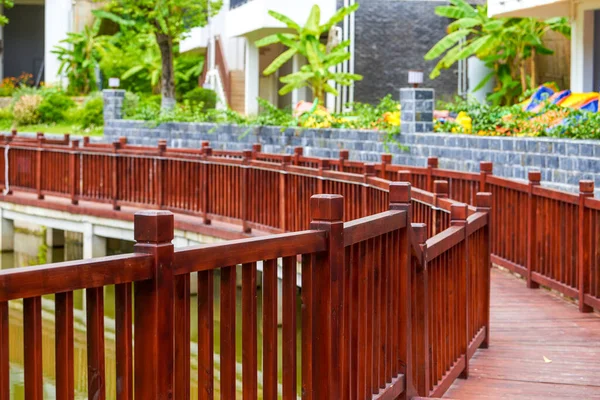 Ahşap gezinti alanı ve konut kompleksinde yürüyüş yolu