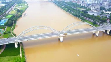 Nanning, Guangxi, Çin 'deki Yongjiang Nehri Köprüsü ve şehir binaları