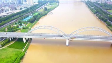 Nanning, Guangxi, Çin 'deki Yongjiang Nehri Köprüsü ve şehir binaları