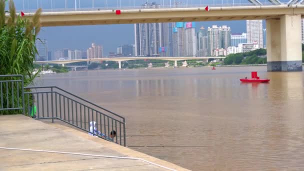 Рибалки Зібралися Березі Річки Місті — стокове відео