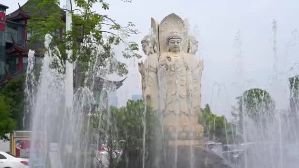 Ortada Guanyin Taş Heykeli Olan Çeşme Havuzu — Stok video