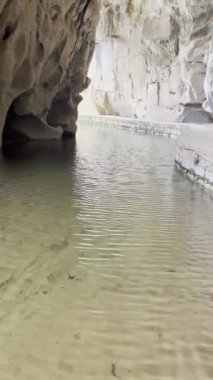 Mağaradaki yeraltı suları rüzgarla dalgalanır.