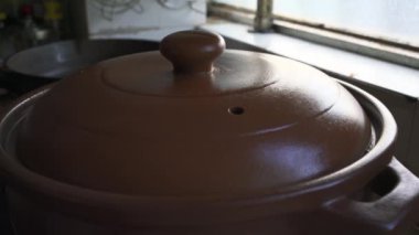 Bir tencere lezzetli ve yumuşak Kanton usulü biftek etli berrak çorba.