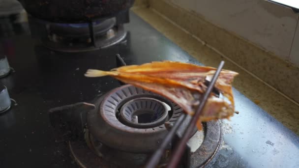 広東料理人が干した土魚 干した魚汁を焼く — ストック動画