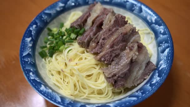 Tazón Deliciosa Sopa Clara Estilo Cantonés Con Carne Res Fideos — Vídeos de Stock