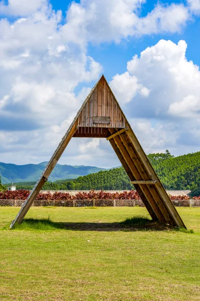 Uma Cabine Madeira Livre Parque — Fotografia de Stock