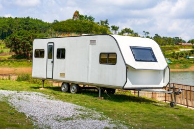 Dışarıdaki çimlere park etmiş bir karavan.