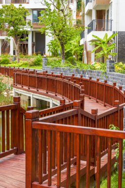 Ahşap gezinti alanı ve konut kompleksinde yürüyüş yolu