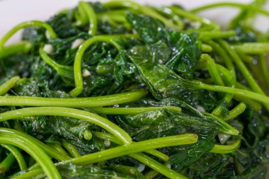 Bir tabak taze ve lezzetli kızarmış patates yaprağı.