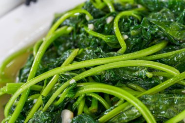 Bir tabak taze ve lezzetli kızarmış patates yaprağı.