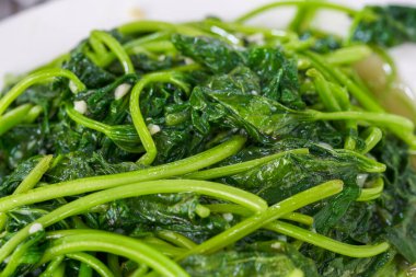 Bir tabak taze ve lezzetli kızarmış patates yaprağı.