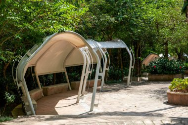 Parktaki beyaz, modern çardak gezisi.