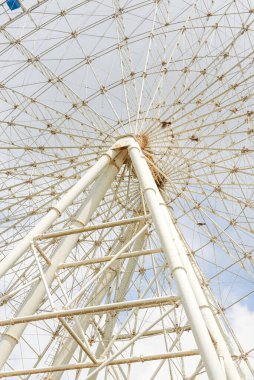 Çocuk parkında büyük bir dönme dolaba yakın çekim