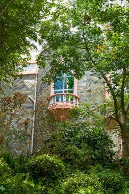 Parktaki ormanda Avrupa tarzı şato binası