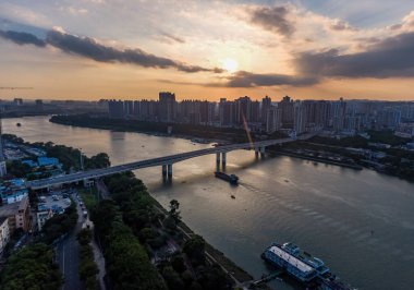 Şehrin nehir kenarı mimari manzarası ve akşamları geçen kum gemisi.