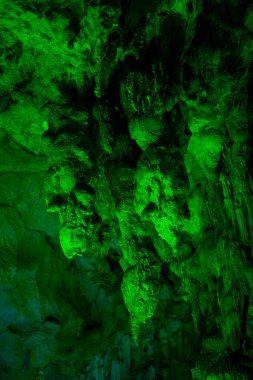 Yilingyan, Nanning, Guangxi, Çin 'deki doğal mağaralar ve sarkıtlar.