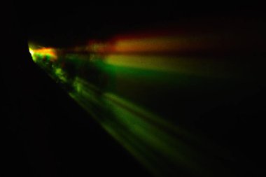 Karanlıktaki renkli spot ışıkları.