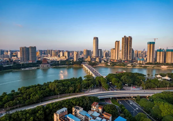 中国广西南宁市横渡永江大桥和河岸建筑 — 图库照片