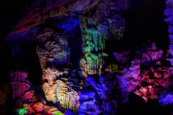 Yilingyan 広西チワン族自治区 中国にある自然洞窟と鍾乳石 — ストック写真
