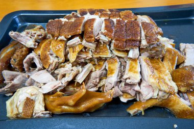 Lezzetli ve cazip soslu bir tabak terbiye edilmiş ördek.