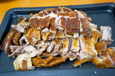 Lezzetli ve cazip soslu bir tabak terbiye edilmiş ördek.