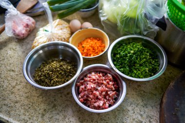 Çeşitli mezeler ve mutfakta kesilen küçük malzemeler.