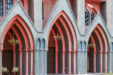 Avrupa tarzı bir kızıl Hıristiyan kilisesi