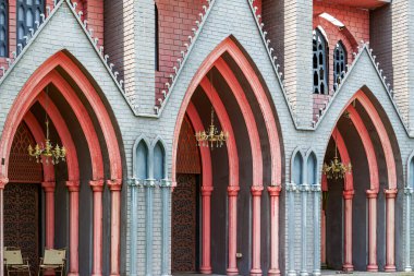 Avrupa tarzı bir kızıl Hıristiyan kilisesi