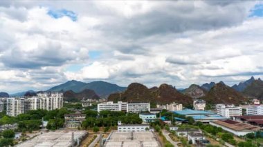 Guilin, Guangxi, Çin 'de şehir ve dağlarla dolu açık mavi gökyüzünün hızlandırılmış videosu
