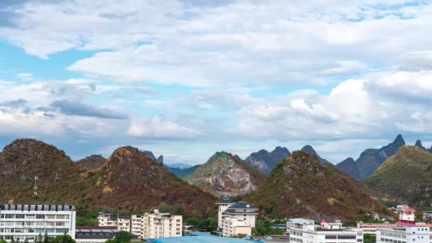 Guilin Guangxi Çin Şehir Dağlarla Dolu Açık Mavi Gökyüzünün Hızlandırılmış — Stok video